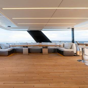 Tesni yacht exterior 3