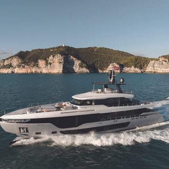 Luz de Mar yacht exterior 5