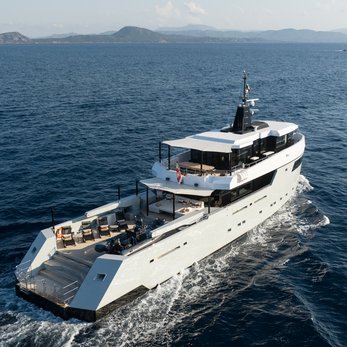 Fox yacht exterior 5