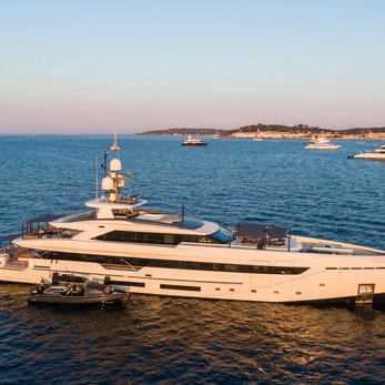 Vertige yacht exterior 4