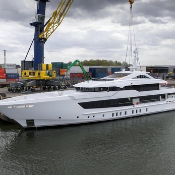 Pa’lante yacht exterior 3