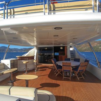 La Bella Lynn yacht exterior 3