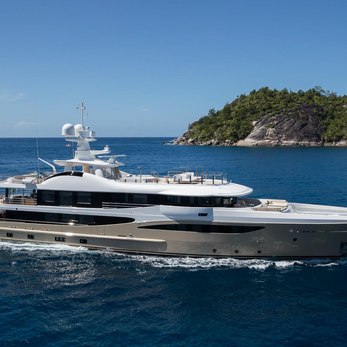 Amigos yacht exterior 3