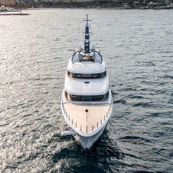 Juice yacht exterior 2