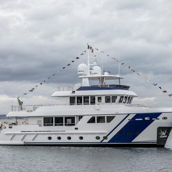 Empire yacht exterior 2