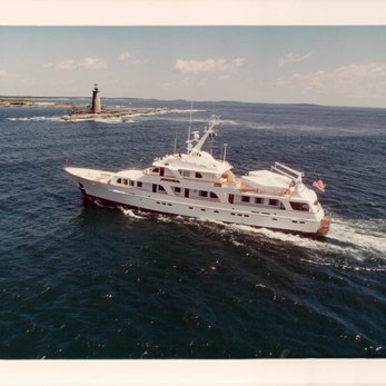 Gin & Tonic yacht exterior 3