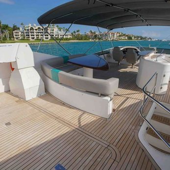 Fins Up yacht exterior 3