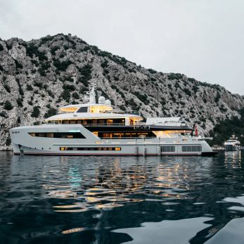 Heeus yacht exterior 2
