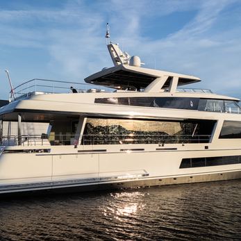 Jangada yacht exterior 2