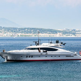 Izumi yacht exterior 4