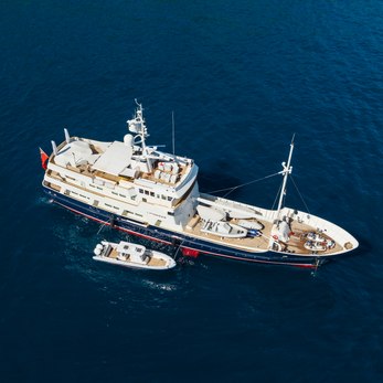 Pioneer yacht exterior 3