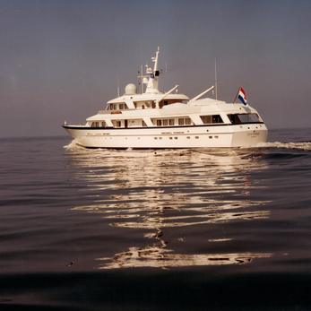 Synthesis 66 yacht exterior 5