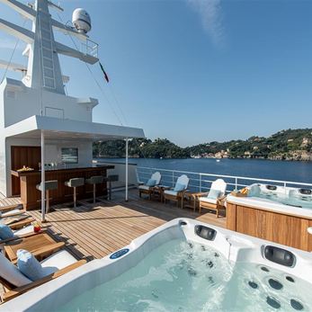 Bleu De Nimes yacht exterior 2