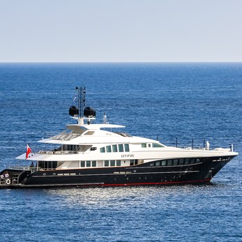 Space Y yacht exterior 3