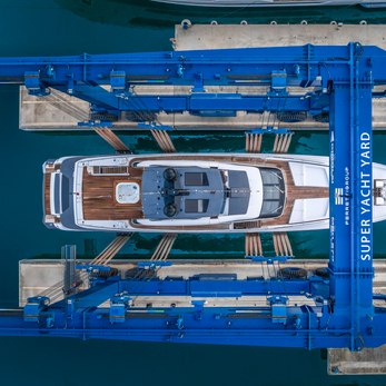 Custom Line 120/12 yacht interior 3