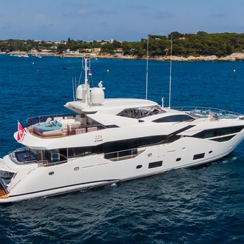 2 J's of London yacht exterior 2