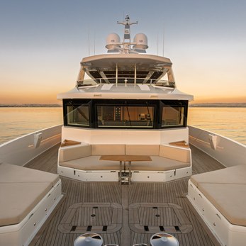 Maje yacht exterior 2