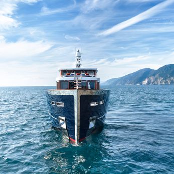 Gentleman yacht exterior 2