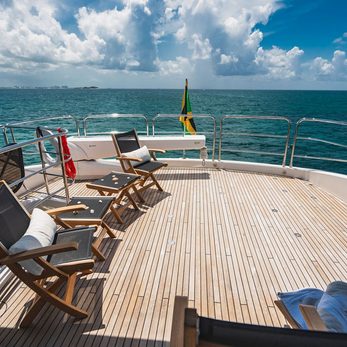 Pura Vida yacht exterior 4