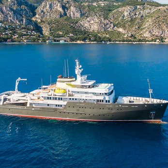 Albatross yacht exterior 2