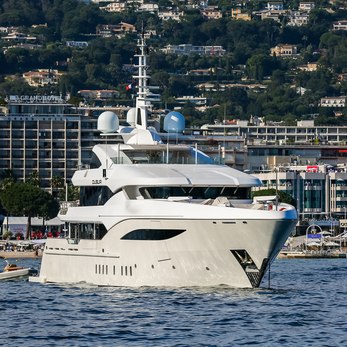 Dusur yacht exterior 2