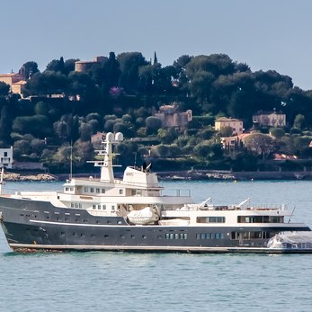 Legend yacht exterior 4