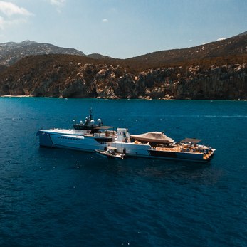Chasing Romance yacht exterior 4