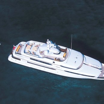 Amanti yacht exterior 2