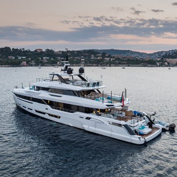 Lee yacht exterior 5