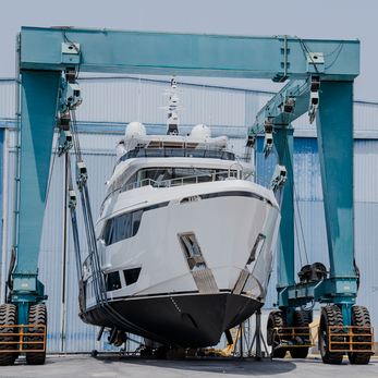 Yoto yacht exterior 4