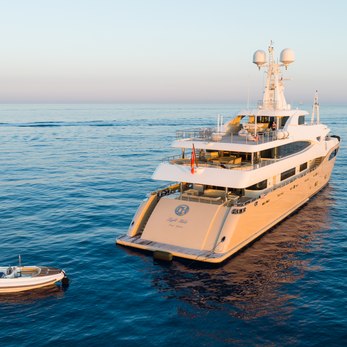 Light Holic yacht exterior 3