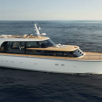 SHE / 01 yacht exterior 2