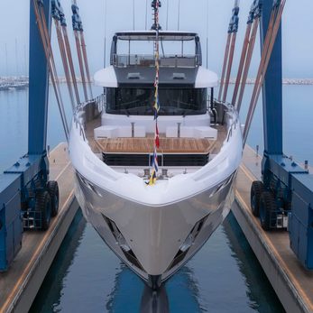 Leon yacht exterior 2