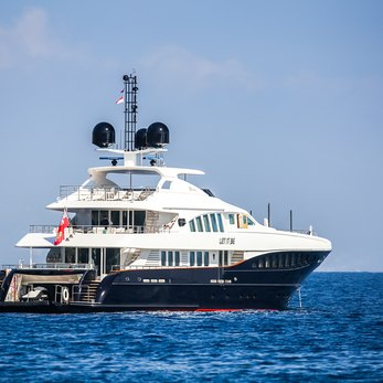 Space Y yacht exterior 4