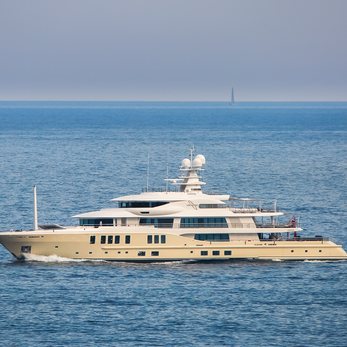 Universe yacht exterior 5