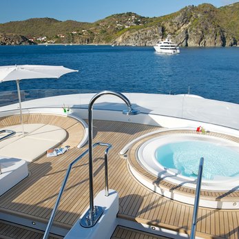 Vive la Vie yacht exterior 3