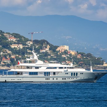 Siren yacht exterior 2