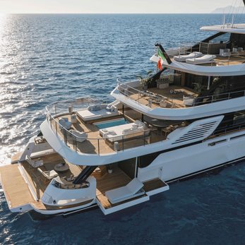 Shabby yacht exterior 5