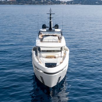 Astera yacht exterior 2