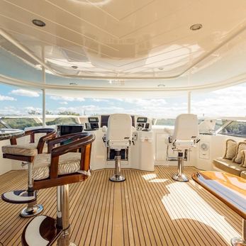 Delphina yacht interior 4
