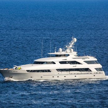 Victoria del Mar yacht exterior 3