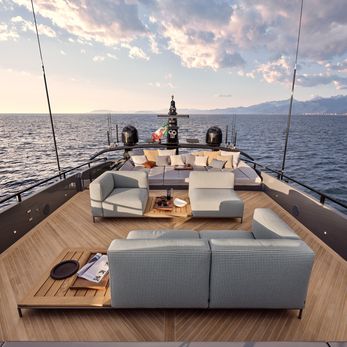Effe yacht exterior 4