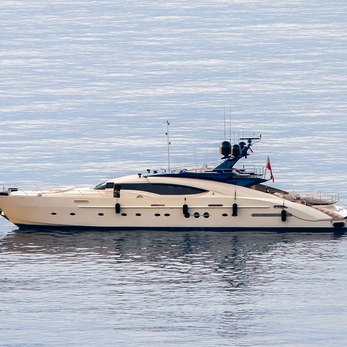 AK Royalty yacht exterior 4