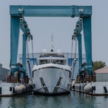 Yoto yacht exterior 4