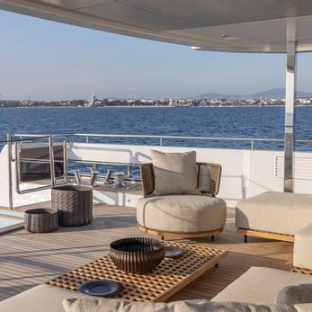 Bee yacht exterior 4