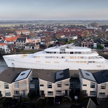 Vanish III yacht exterior 4