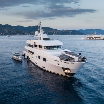 Tommy Belle yacht exterior 2