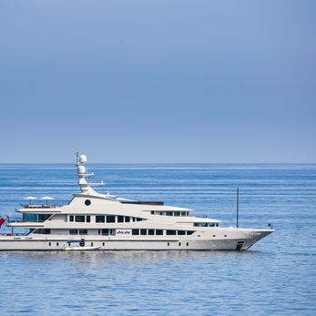 Lucky Lady yacht exterior 3