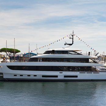 Shabby yacht exterior 3