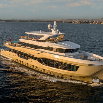 Miouch yacht exterior 2